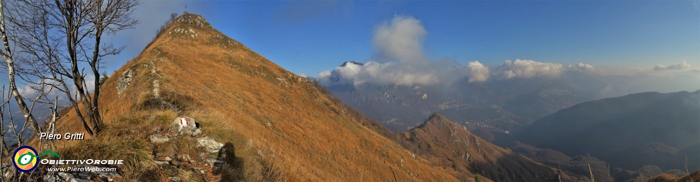 40 Dalla selletta in anticima (1280 m)  la cima del Monte Gioco (1366 m) con Val Serina a dx .jpg